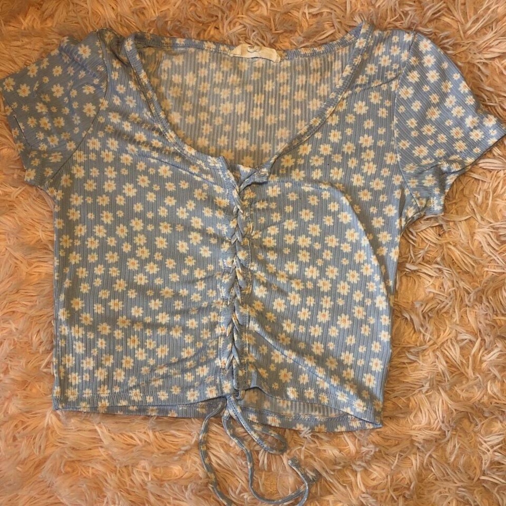 Blue Daisy Patterned Form Fitting Crop Top